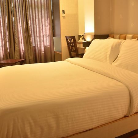 Hotel Aura Шиллонг Екстер'єр фото