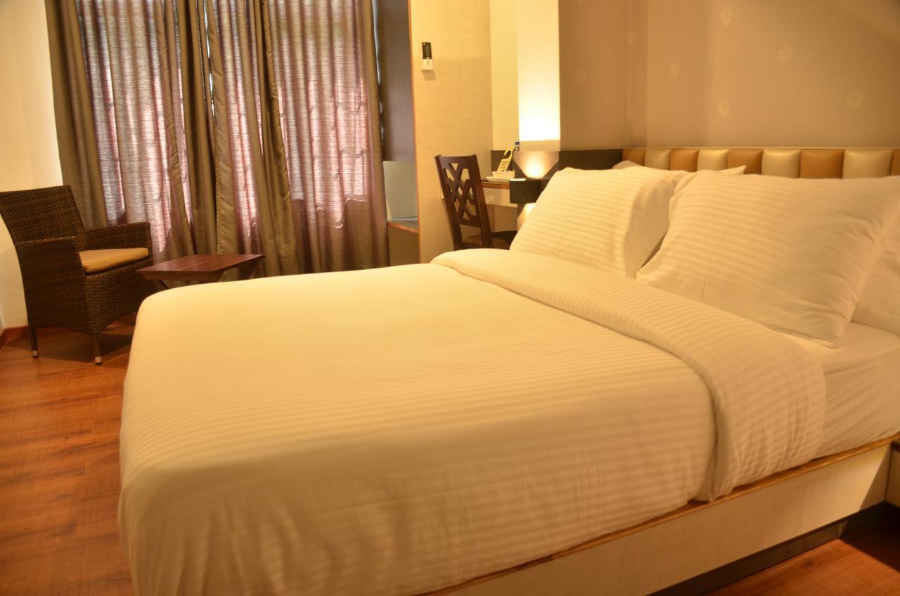 Hotel Aura Шиллонг Екстер'єр фото